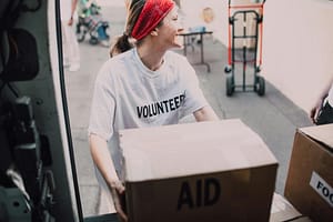 a woman volunteering to make a difference